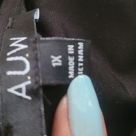 A.U.W black blouse. Gold piece on neckline. Size 1X. - Picture 6 of 10